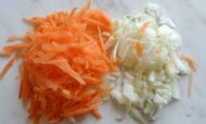 Очищаем лук, шинкуем не сильно мелко. Морковь почистить, помыть, натереть на средней терке или можно порезать кружочками, соломкой, как больше нравится.